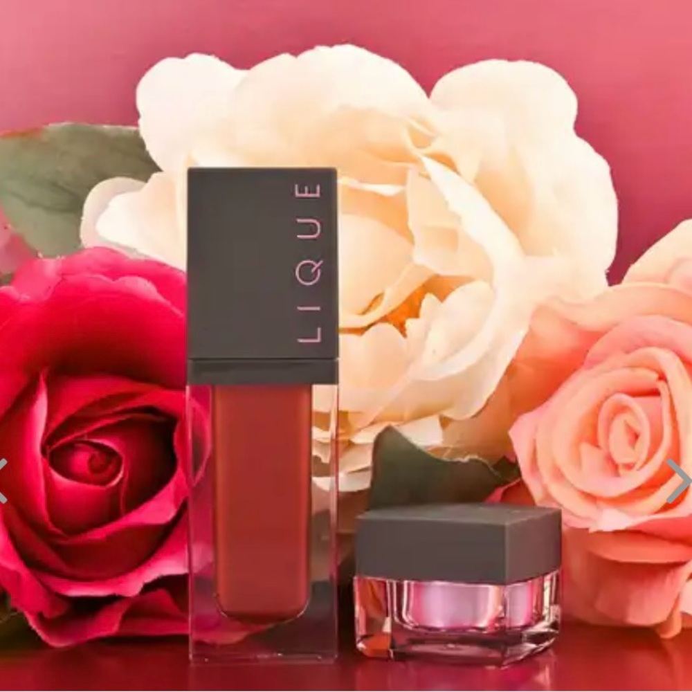 Lique 2 Piece Makeup Set.  NWT